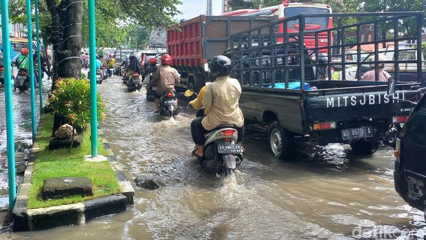 Kondisi lalu lintas di Simpang Tiga Tanjunganom, Kecamatan Grogol, Kabupaten Sukoharjo, Jumat (17/2/2023).