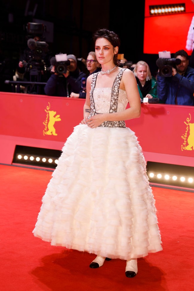 Selain gaya rambut barunya, Kristen Stewart juga mencuri atensi dengan gaunnya. Gaun putih dengan rok yang megar itu merupakan keluaran Chanel. Gaun tersebut hadir dengan detail bordiran flora dan fauna. Foto: Getty Images/Franziska Krug