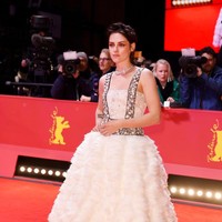 Selain gaya rambut barunya, Kristen Stewart juga mencuri atensi dengan gaunnya. Gaun putih dengan rok yang megar itu merupakan keluaran Chanel. Gaun tersebut hadir dengan detail bordiran flora dan fauna. Foto: Getty Images/Franziska Krug
