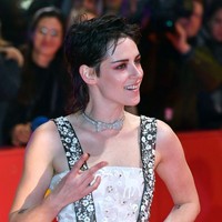 Pemain film Twilight itu memadukan gaun Chanel dengan choker pita berlian dan boots hitam putih. Foto: WireImage/Dominique Charriau