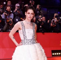 Kristen Stewart muncul dengan gaya rambut barunya saat menghadiri pembukaan Berlinale atau Berlin International Film Festival 2023. Pembukaan Berlinale digelar di Berlinale Palast, Berlin, Jerman, 16 Februari 2023. Foto: Getty Images/Franziska Krug