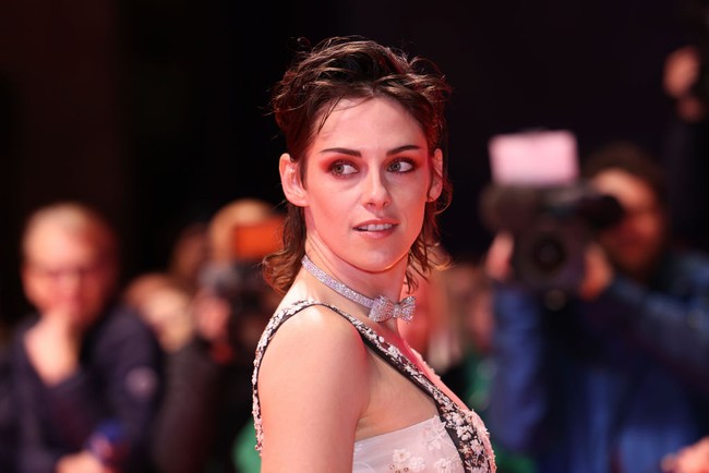 Kristen Stewart tampil dengan gaya rambut yang disebut Mixie. Seperti dikutip Pop Sugar, mixie merupakan potongan rambut terbaru yang merupakan perpaduan mullet dan pixie.  Foto: Getty Images/Franziska Krug