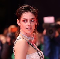 Kristen Stewart tampil dengan gaya rambut yang disebut Mixie. Seperti dikutip Pop Sugar, mixie merupakan potongan rambut terbaru yang merupakan perpaduan mullet dan pixie.  Foto: Getty Images/Franziska Krug