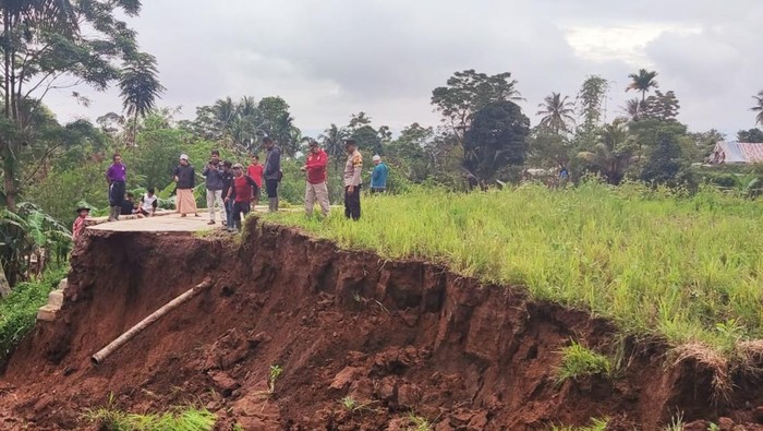 Longsor terjadi di Kampung Selakawung, Desa Sarampad, Kecamatan Cugenang, Cianjur menyebabkan jalan penghubung antar desa terputus