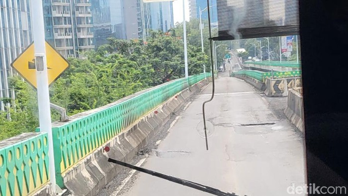 Lubang-lubang di aspal busway koridor 13 Transjakarta. (Indah Mutiara Kami/detikcom)