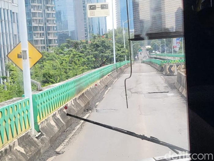Lubang-lubang di aspal busway koridor 13 Transjakarta. (Indah Mutiara Kami/detikcom)