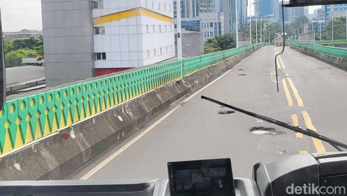 Lubang-lubang di aspal busway koridor 13 Transjakarta. (Indah Mutiara Kami/detikcom)