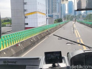 Pengguna TransJ Harap Aspal Busway Koridor 13 Berlubang Segera Diperbaiki