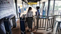 Halte ini direvitalisasi untuk menunjang integrasi antar moda transportasi.