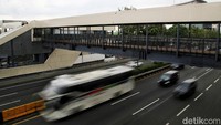 JPO ini menghubungkan Halte TransJakarta, Stasiun KRL Cawang, dan Stasiun LRT Cikoko.