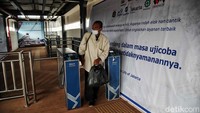 Kini penumpang tak perlu lewat terowongan bawah Stasiun Cawang saat hendak kembali maupun menuju stasiun maupun halte.