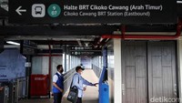 Calon penumpang juga bisa melakukan top up uang elektronik di halte tersebut.