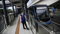Sejumlah petugas yang disiagakan di sejumlah titik siap mengarahkan penumpang yang akan naik TransJakarta.