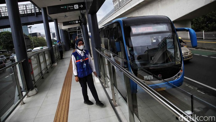 Revitalisasi Halte TransJakarta Cikoko Stasiun Cawang sudah selesai. Mulai hari ini halte tersebut sudah dibuka dan diuji coba.