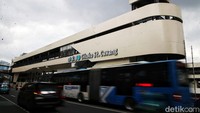 Halte TransJakarta Cawang Cikoko per tanggal 18 Februari 2023 sudah resmi beroperasi. Halte yang satu ini merupakan halte TransJakarta dengan integrasi layanan intermoda yang lengkap. Lewat Halte Cawang Cikoko, penumpang TransJakarta bisa langsung terhubung dengan KRL Commuter Line dan juga LRT Jabodebek saat nanti sudah beroperasi. (Pradita Utama/detikcom)