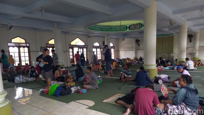Masjid Annimah di Kelurahan Joyontakan, Kecamatan Serengan, Kota Solo, jadi lokasi pengungsian korban banjir, Jumat (17/2/2023).