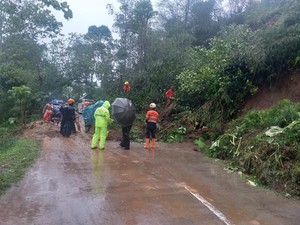Putar Balik! Jalan Magelang-Boyolali di Sawangan Tertutup Longsor