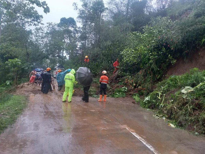 Material longsor menutup akses Jalan Magelang-Boyolali, Desa Wonolelo, Sawangan, Magelang, Jumat (17/2/2023) sore.