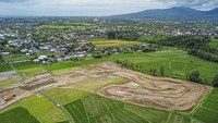 Foto udara kawasan pembangunan sirkuit Motocross Grand Prix (MXGP) di Tohpati, Cakranegara, Mataram, NTB, Jumat (17/2/2023). Pembangunan sirkuit MXGP itu di lahan seluas 6 hektar yang merupakan milik seorang pengusaha, bukan Pemkot Mataram dengan sistem sewa, sehingga pemilihan kawasan Tohpati sebagai lokasi sirkuit itu masih bersifat tentatif.
