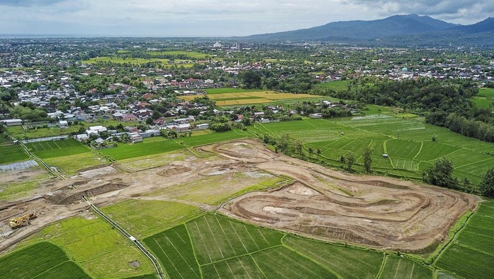Melihat Kawasan Pembangunan Sirkuit MXGP di Mataram Foto udara kawasan pembangunan sirkuit Motocross Grand Prix (MXGP) di Tohpati, Cakranegara, Mataram, NTB, Jumat (17/2/2023). Pembangunan sirkuit tersebut merupakan persiapan untuk penyelenggaraan kompetisi kasta tertinggi balap motocross dunia MXGP yang akan dilaksanakan dua seri di NTB yakni seri pertama di Samota Kabupaten Sumbawa pada 28 Juni 2023 dan seri kedua di Kota Mataram pada 2 Juli 2023. ANTARA FOTO/Ahmad Subaidi/aww.