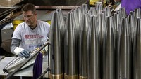 Pekerja sedang membuat peluru artileri di pabrik amunisi yang terletak di Scranton, Pennsylvania, Amerika Serikat, Kamis (16/2/2023) waktu setempat.