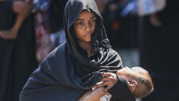 Petugas Inafis dari Polresta Banda Aceh dan Polres Kabupaten Aceh Besar mengambil foto imigran etnis Rohingya di tempat penampungan sementara UPTD Dinas Sosial Aceh Rumoh Seujahtera Beujroh Meukaya Ladong, Aceh Besar, Aceh, Jumat (17/2/2023). Sebanyak 62 orang imigran etnis Rohingya yang  terdampar di pantai Desa Lampanah Leugah, Aceh Besar pada Kamis (16/2/2023), dipindahkan ke tempat tempat penampungan sementara UPTD Dinas Sosial Aceh Rumoh Seujahtera Beujroh Meukaya Ladong, Aceh Besar, Aceh. ANTARA FOTO/Khalis Surry/Lmo/aww.
