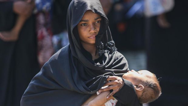 Petugas Inafis dari Polresta Banda Aceh dan Polres Kabupaten Aceh Besar mengambil foto imigran etnis Rohingya di tempat penampungan sementara UPTD Dinas Sosial Aceh Rumoh Seujahtera Beujroh Meukaya Ladong, Aceh Besar, Aceh, Jumat (17/2/2023). Sebanyak 62 orang imigran etnis Rohingya yang  terdampar di pantai Desa Lampanah Leugah, Aceh Besar pada Kamis (16/2/2023), dipindahkan ke tempat tempat penampungan sementara UPTD Dinas Sosial Aceh Rumoh Seujahtera Beujroh Meukaya Ladong, Aceh Besar, Aceh. ANTARA FOTO/Khalis Surry/Lmo/aww.