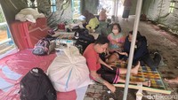 Warga korban banjir di Solo tinggal di tenda pengungsian, Jumat (17/2/2023). Foto: Tara Wahyu NV/detikJateng