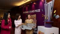 Direktur Consumer Banking Bank Mega Diza Larentie (tengah) dan Regional Head Jakarta 1 Hermawati (kiri), berbincang bersama Pemenang Grand Prize Program Meriah Bareng Mega, Fifi Yulia Candra, pada penyerahan hadiah grand prize Program Meriah Bareng Mega berupa 1 unit apartemen Trans Park Cibubur yang bisa dipilih sesuai keinginan pemenang, di Jakarta, Jumat (17/2/2023).
