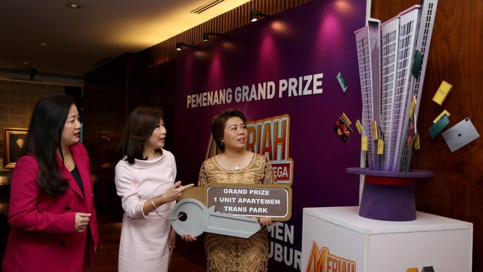 Meriah Bareng Mega Nasabah Bisa Dapat Apartemen Program Meriah Bareng Mega ini merupakan program undian berhadiah untuk nasabah tabungan Mega Dana dan Mega Maxi yang bisa mendapatkan grand prize Apartemen. Wow!
Direktur Consumer Banking Bank Mega Diza Larentie (tengah) dan Regional Head Jakarta 1 Hermawati (kiri), berbincang bersama Pemenang Grand Prize Program Meriah Bareng Mega, Fifi Yulia Candra, pada penyerahan hadiah grand prize Program Meriah Bareng Mega berupa 1 unit apartemen Trans Park Cibubur yang bisa dipilih sesuai keinginan pemenang, di Jakarta, Jumat (17/2/2023). Program Meriah Bareng Mega merupakan program undian berhadiah bagi nasabah tabungan Mega Dana dan Mega Maxi, Program yang mengedukasi nasabah tentang pentingnya kebiasaan menabung ini berlangsung 1 Juli 2022 hingga 31 Januari 2023,