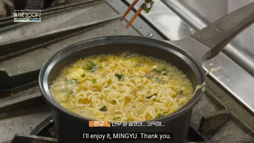Mingyu Seventeen tunjukkan kreasi mie instan yang lezat.