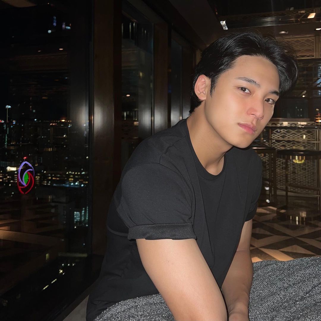 Mingyu Seventeen tunjukkan kreasi mie instan yang lezat.