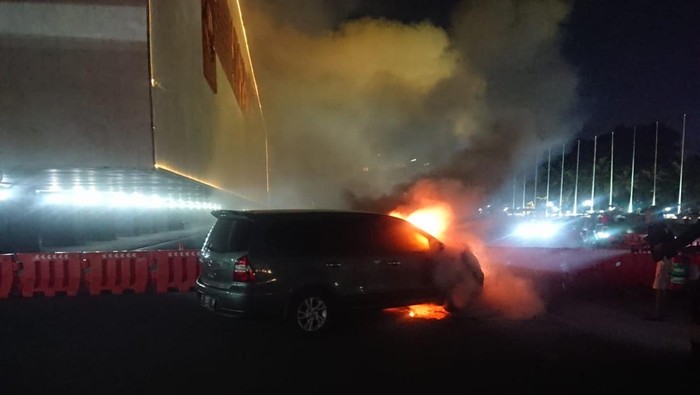 Mobil terbakar di Kompleks DPR (dok. Ist)
