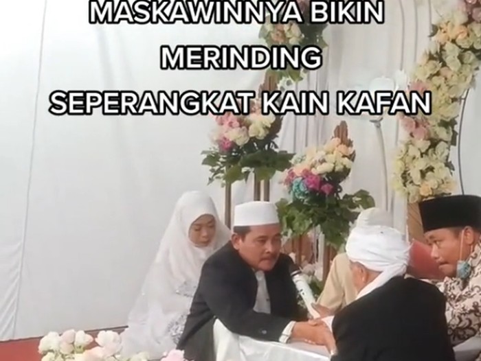 Momen akad nikah viral, pengantin wanita meminta kain kafan sebagai mahar pernikahan jadi sorotan warganet. Momen akad nikah viral, pengantin wanita meminta kain kafan sebagai mahar pernikahan jadi sorotan warganet.