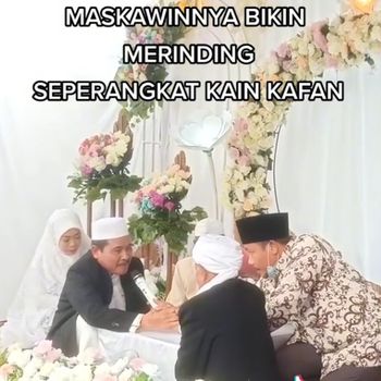 Momen akad nikah viral, pengantin wanita meminta kain kafan sebagai mahar pernikahan jadi sorotan warganet.