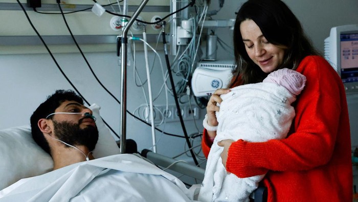 Mustafa Avci, 33, who was stuck under rubble for 261 hours, meets his daughter Almile for the first time and reunites with his wife Bilge, following the deadly earthquake, at a hospital in Mersin, Turkey February 17, 2023. Almile was born on the day of the earthquake. REUTERS/Clodagh Kilcoyne