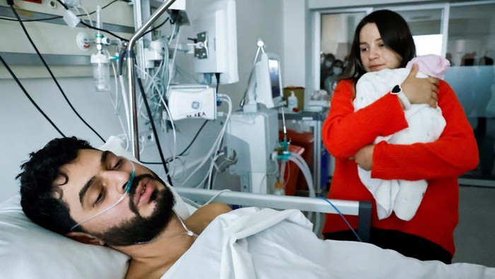 Mustafa Avci, 33, who was stuck under rubble for 261 hours, meets his daughter Almile for the first time and reunites with his wife Bilge, following the deadly earthquake, at a hospital in Mersin, Turkey February 17, 2023. Almile was born on the day of the earthquake. REUTERS/Clodagh Kilcoyne