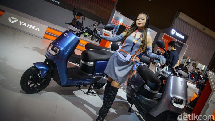Sepeda motor listrik asal China, Yadea hadir di Indonesia. Deretan motor listrik ini mejeng di IIMS 2023.