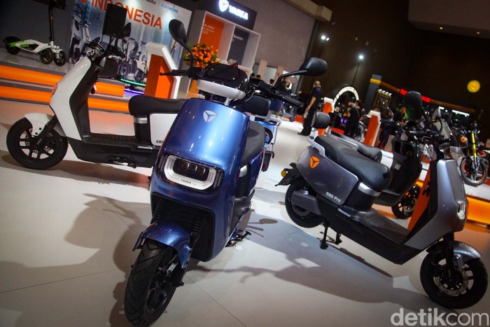 Sepeda motor listrik asal China, Yadea hadir di Indonesia. Deretan motor listrik ini mejeng di IIMS 2023.
