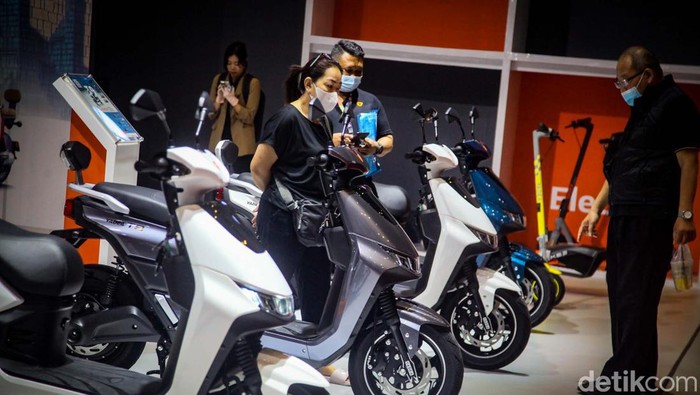 Sepeda motor listrik asal China, Yadea hadir di Indonesia. Deretan motor listrik ini mejeng di IIMS 2023.