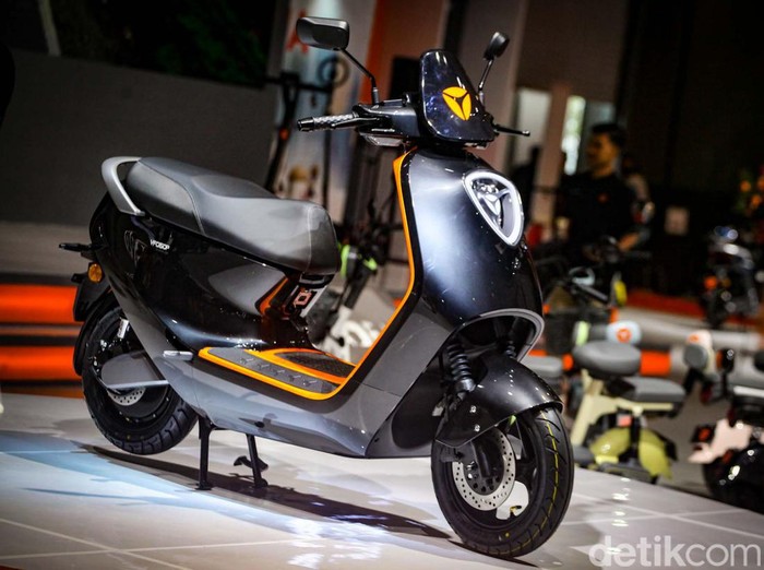 Sepeda motor listrik asal China, Yadea hadir di Indonesia. Deretan motor listrik ini mejeng di IIMS 2023.