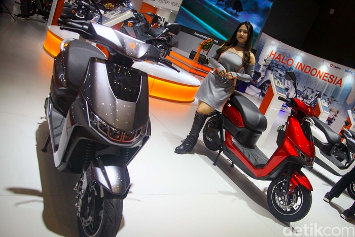Sepeda motor listrik asal China, Yadea hadir di Indonesia. Deretan motor listrik ini mejeng di IIMS 2023.