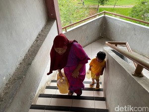 Keran PAM Mati, Ibu-ibu Harus Angkut Air sampai Lantai 5 Rusun Marunda