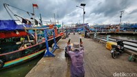 Menurut para nelayan, muson angin barat membuat aktivitas melaut berkurang dari hari-hari biasa.