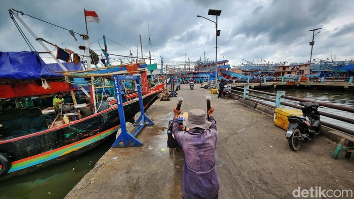 Muson Angin Barat Bikin Nelayan Muara Angke Enggan Melaut, Ini Aktifitasnya Muson angin barat membuat sejumlah nelayan Muara Angke batal melaut. Mereka memilih memperbaiki jaring dan mesin kapal.