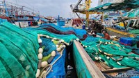 Sejumlah nelayan memilih membetulkan peralatan jaring ataupun mengotak-atik mesin kapal.