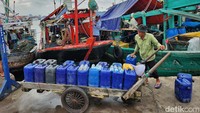 Para nelayan menunggu cuaca baik untuk kembali melaut.