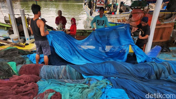 Muson Angin Barat Bikin Nelayan Muara Angke Enggan Melaut, Ini Aktifitasnya Muson angin barat membuat sejumlah nelayan Muara Angke batal melaut. Mereka memilih memperbaiki jaring dan mesin kapal.