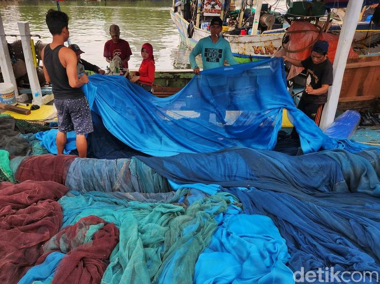 Melihat Aktivitas Nelayan Muara Angke yang Libur Melaut Akibat Cuaca Buruk