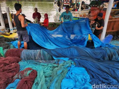 Melihat Aktivitas Nelayan Muara Angke yang Libur Melaut Akibat Cuaca Buruk